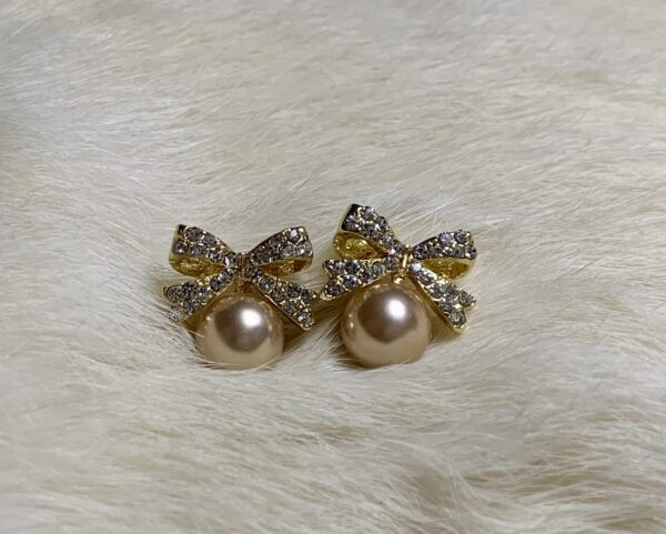 Pearl zircon bow studs