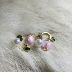 Blooming tulips and pearls studs