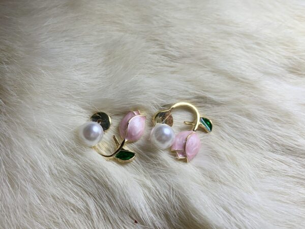 Blooming tulips and pearls studs
